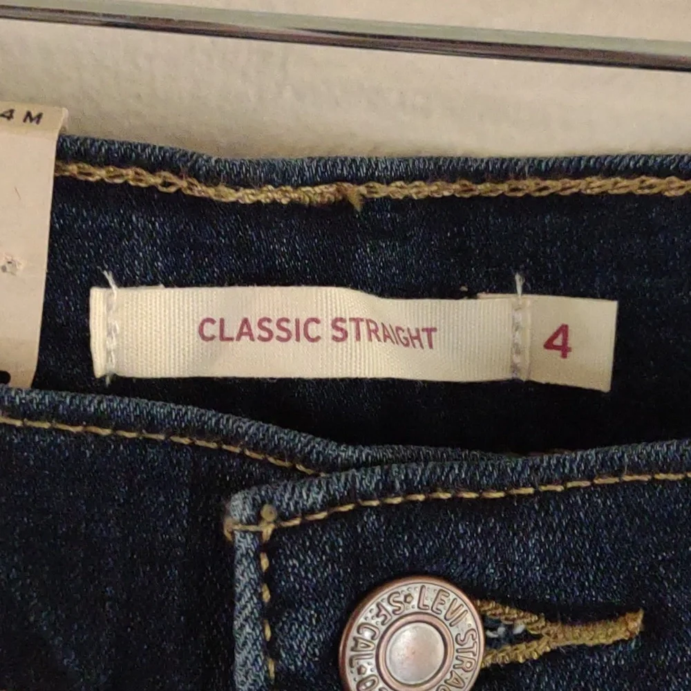 🆕 Levi's Sculpt Classic Straight mid rise Jeans Size 4 - Picture 4 of 10